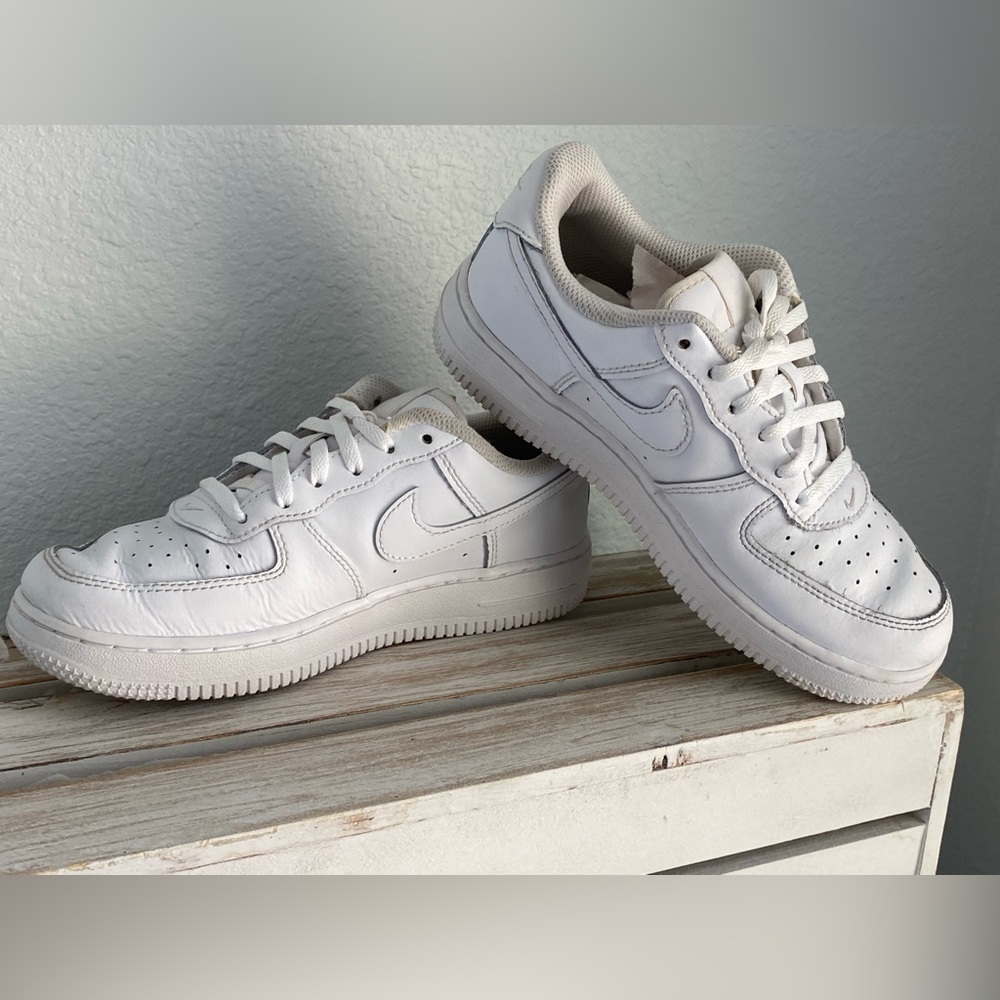 Nike Air Force One Youth Size 2.5Y Triple White Leather Shoes - Picture 7 of 12
